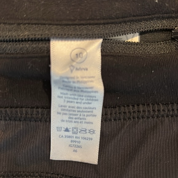 Girls Ivivva black shorts - Picture 3 of 4